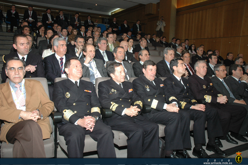 El público asistente a las conferencias sobre el plan de construcción de buques de la Armada